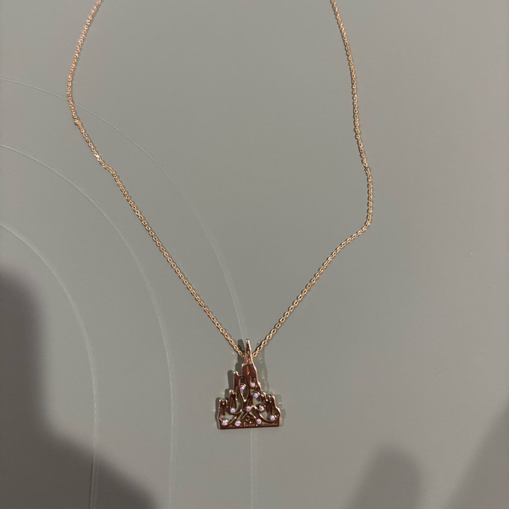 Elegant Gold Pendant Necklace